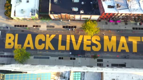 Deze Luchtfoto Toont Schilderachtig Vogelperspectief Van Een Black Lives Matter — Stockvideo