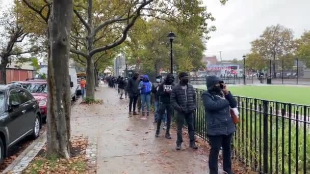 Video Shows Line African American People Coming Out Early Vote — Stock video