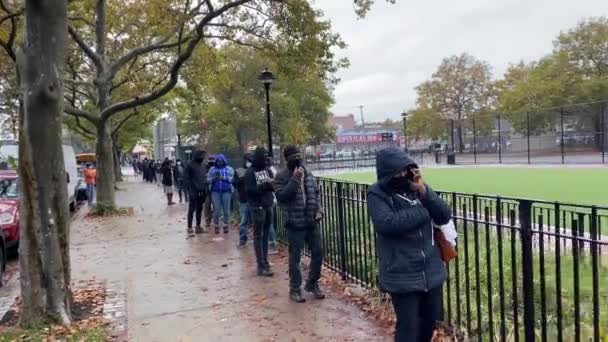 Este Video Muestra Una Línea Afroamericanos Saliendo Temprano Para Votar — Vídeo de stock