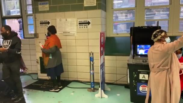 Dieses Video Zeigt Wie Afroamerikaner Wahllokal Während Einer Covid Pandemie — Stockvideo
