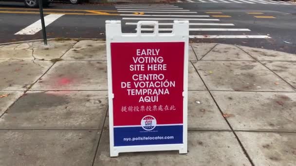 Video Shows Early Voting Sign Polling Site — Stockvideo