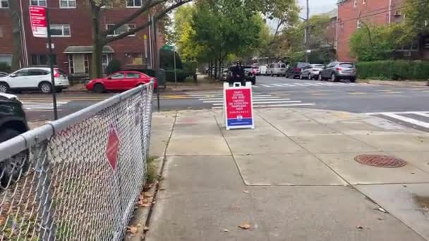 Video Shows Early Voting Sign Polling Site — Vídeo de Stock
