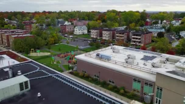 Video Hartford Yakınlarındaki Şehir Içi Evlerin Hava Görüntülerini Gösteriyor — Stok video