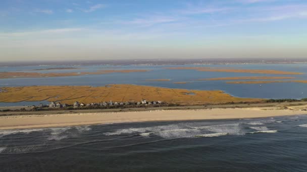 これは ニューヨークのロングアイランドのビーチの空中撮影です — ストック動画