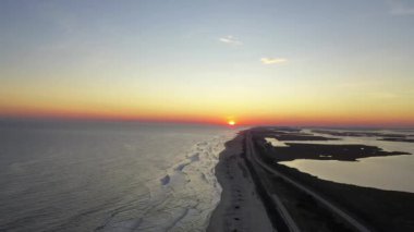 Bu video, New York, Long Island 'daki Gilgo plajının güzel hava manzarasını gösteriyor.. 