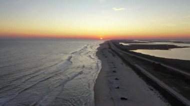 Bu video, New York, Long Island 'daki Gilgo plajının güzel hava manzarasını gösteriyor.. 