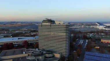 Bu Meadowlands, New Jersey 'deki Hilton Oteli' nin hava görüntüsü. Hilton Hotel, American Dream Mall ve MetLife Stadyumu 'nun bitişiğindedir..  