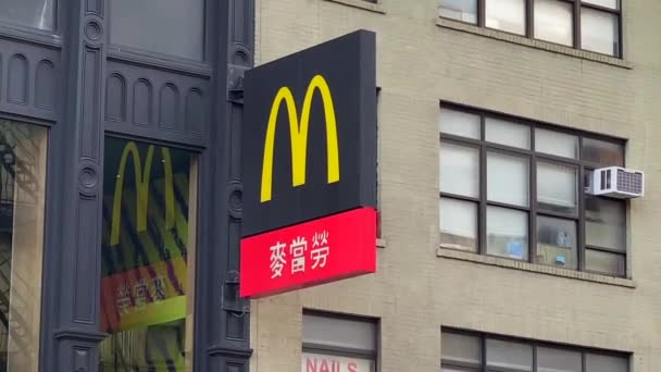 Этом Видео Показан Знак Макдоналда Азиатскими Буквами Манхэттене — стоковое видео