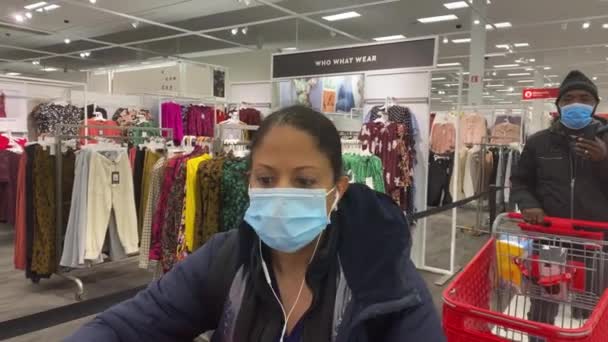 Coronavirus Salgını Döneminde Hedef Alıcılar Korunmak Korunmak Için Yüz Maskesi — Stok video