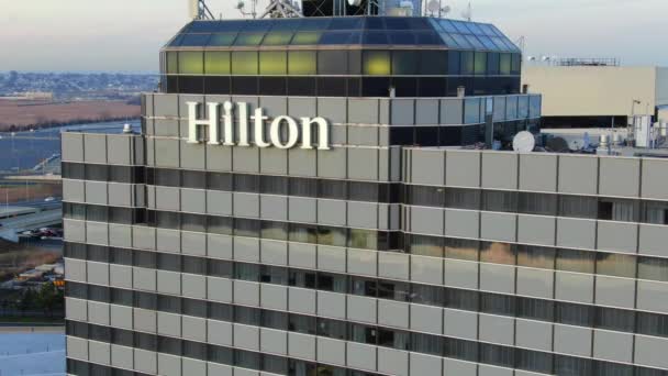 これはニュージャージー州メドウランズのヒルトン ホテルの空撮写真です ヒルトンホテルはアメリカン ドリーム モールとメットライフ スタジアムの隣にあります — ストック動画