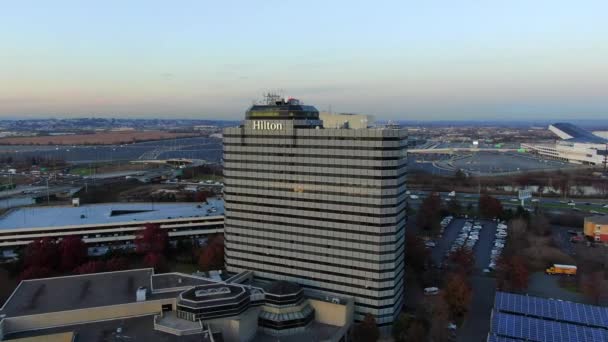これはニュージャージー州メドウランズのヒルトン ホテルの空撮写真です ヒルトンホテルはアメリカン ドリーム モールとメットライフ スタジアムの隣にあります — ストック動画