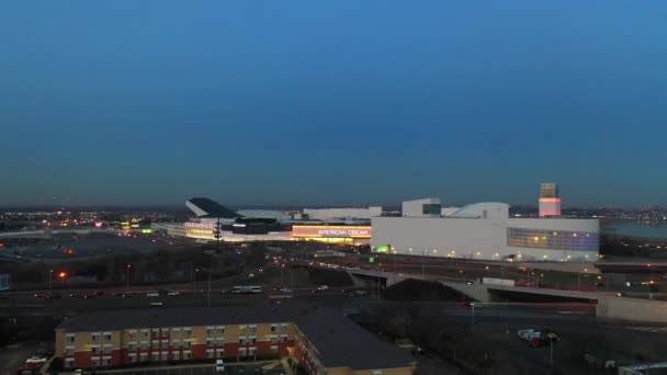 这是位于美国草原上的美国梦广场的航景 美国梦 American Dream 是美国新泽西州东卢瑟福市Meadowlands Sports Complex的一个零售和娱乐场所 将有450多家商店 — 图库视频影像