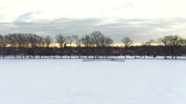 Bu video Brooklyn, New York 'ta karla kaplı bir parkın hava görüntüsünü gösteriyor..  