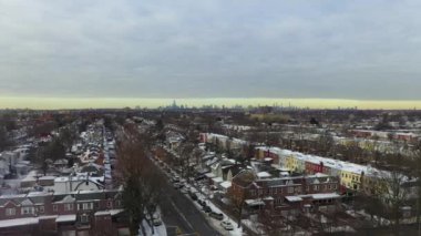 Bu video Brooklyn, New York 'ta karla kaplı bir parkın hava görüntüsünü gösteriyor..  