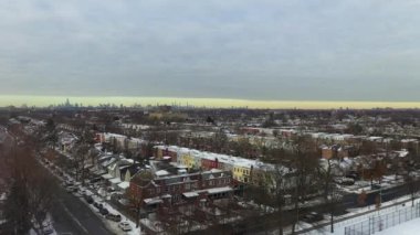 Bu video Brooklyn, New York 'ta karla kaplı bir parkın hava görüntüsünü gösteriyor..  