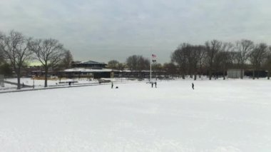 Bu video Brooklyn, New York 'ta karla kaplı bir parkın hava görüntüsünü gösteriyor..  