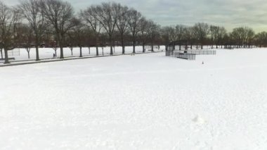 Bu video Brooklyn, New York 'ta karla kaplı bir parkın hava görüntüsünü gösteriyor..  