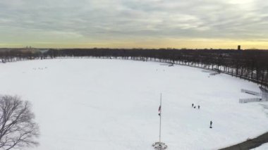 Bu video Brooklyn, New York 'ta karla kaplı bir parkın hava görüntüsünü gösteriyor..  