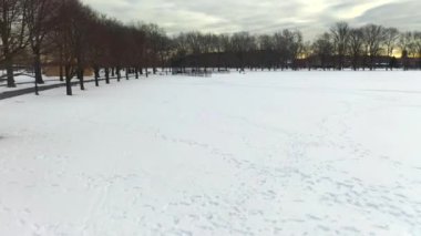 Bu video Brooklyn, New York 'ta karla kaplı bir parkın hava görüntüsünü gösteriyor..  