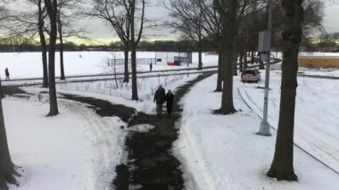 Bu video Brooklyn, New York 'ta karla kaplı bir parkın hava görüntüsünü gösteriyor..  