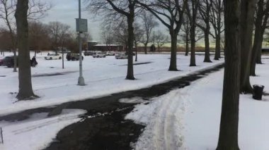 Bu video Brooklyn, New York 'ta karla kaplı bir parkın hava görüntüsünü gösteriyor..  