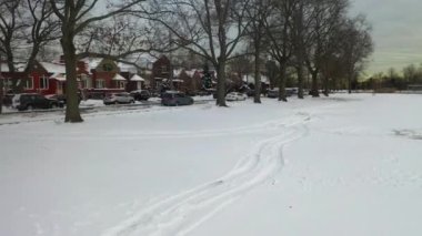Bu video Brooklyn, New York 'ta karla kaplı bir parkın hava görüntüsünü gösteriyor..  