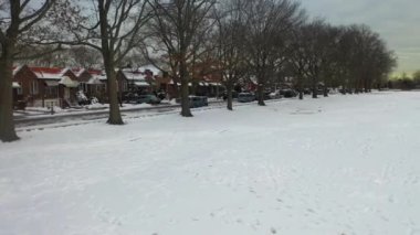 Bu video Brooklyn, New York 'ta karla kaplı bir parkın hava görüntüsünü gösteriyor..  
