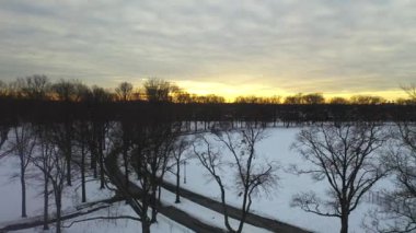 Bu video Brooklyn, New York 'ta karla kaplı bir parkın hava görüntüsünü gösteriyor..  