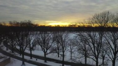 Bu video Brooklyn, New York 'ta karla kaplı bir parkın hava görüntüsünü gösteriyor..  