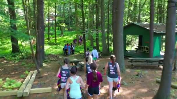 Video Sadece Kızların Olduğu Bir Yaz Kampının Havadan Çekilmiş Fotoğraflarını — Stok video