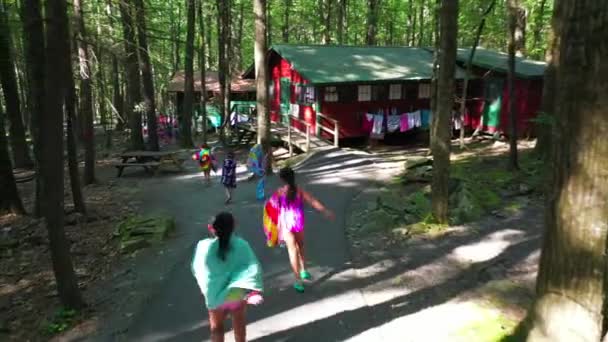 Video Sadece Kızların Olduğu Bir Yaz Kampının Havadan Çekilmiş Fotoğraflarını — Stok video