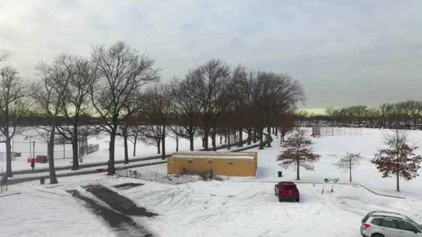 このビデオは ニューヨーク州ブルックリンの雪に覆われた公園の空中ビューを示しています — ストック動画
