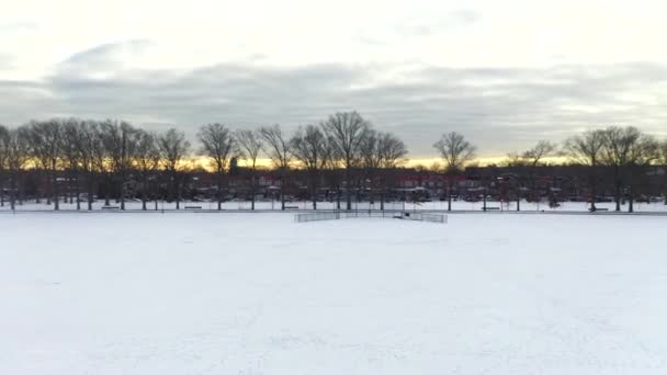 这段视频展示了纽约布鲁克林一个被雪覆盖的公园的空中景观 — 图库视频影像
