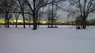 Bu video Brooklyn, New York 'ta karla kaplı bir parkın hava görüntüsünü gösteriyor..  