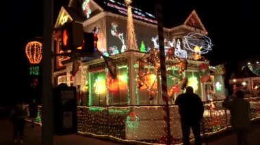 Bu video Canarsie Brooklyn 'deki ünlü Seddio Noel Evi' ni gösteriyor. 50 yıldan fazladır sergileniyor..