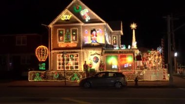 Bu video Canarsie Brooklyn 'deki ünlü Seddio Noel Evi' ni gösteriyor. 50 yıldan fazladır sergileniyor..