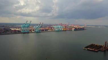 Bu video New Jersey 'deki Newark Körfezi' nin destansı hava görüntülerini gösteriyor. Newark Körfezi, Passaic ve Hackensack nehirlerinin birleştiği kuzeydoğu New Jersey 'de bir gelgit körfezi.. 