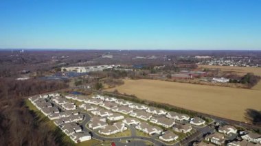 Bu video, Güney Brunswick, NJ banliyölerindeki modern şirket binalarının hava görüntülerini gösteriyor..  