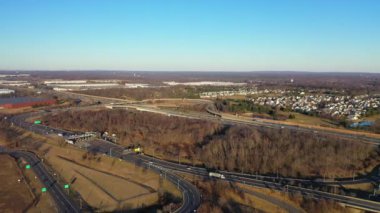 Bu video Princeton, New Jersey 'deki otoyol kavşağının ve birinci güzergahın hava görüntülerini gösteriyor.. 