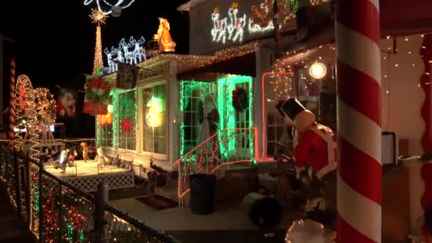 비디오는 브루클린에 크리스마스 하우스의 모습을 보여준다 이넘게 전시되어 있었습니다 — 비디오