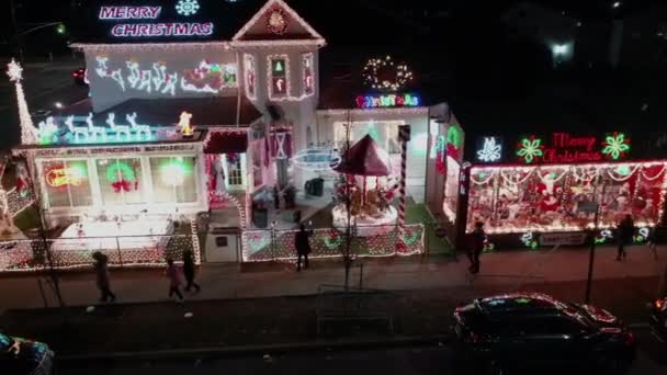 このビデオは カナーシー ブルックリンの有名なセディオ クリスマス ハウスの眺めを示しています 50年以上前から展示されています — ストック動画