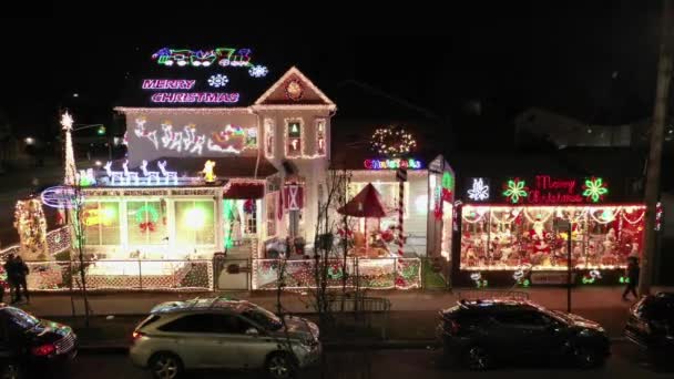 비디오는 브루클린에 크리스마스 하우스의 모습을 보여준다 이넘게 전시되어 있었습니다 — 비디오