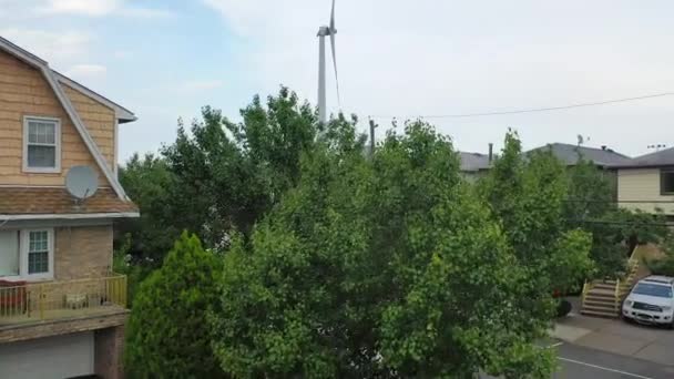 这段视频展示了纽约市的一个风力涡轮机 — 图库视频影像