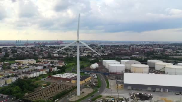 这段视频展示了纽约市的一个风力涡轮机 — 图库视频影像