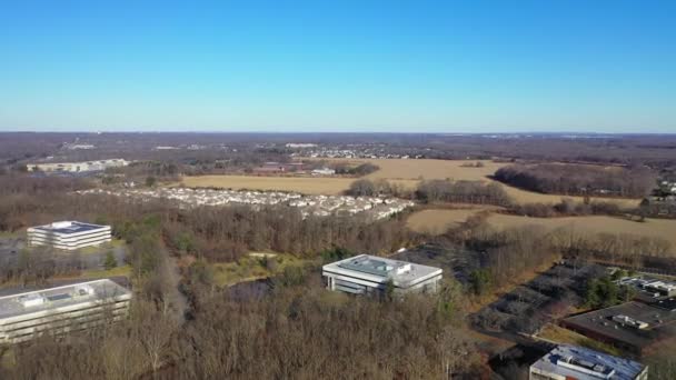 このビデオは 南ブランズウィック ニュージャージー州の郊外の風景の現代的な企業の建物の空中ビューを示しています — ストック動画