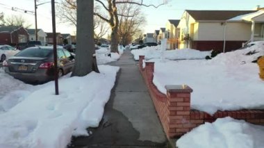 Bu video Brooklyn 'deki karla kaplı evlerin akşam sokak manzarasını gösteriyor..  