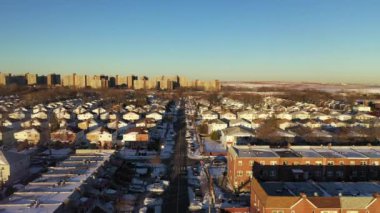 Bu video Brooklyn 'deki karla kaplı evlerin akşam sokak manzarasını gösteriyor..  