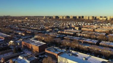 Bu video Brooklyn 'deki karla kaplı evlerin akşam sokak manzarasını gösteriyor..  