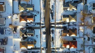 Bu video Brooklyn 'deki karla kaplı evlerin akşam sokak manzarasını gösteriyor..  