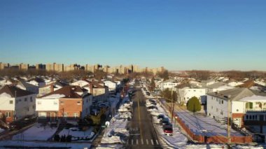 Bu video Brooklyn 'deki karla kaplı evlerin akşam sokak manzarasını gösteriyor..  